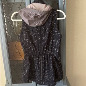 Lululemon layering lightweight vest SZ 6